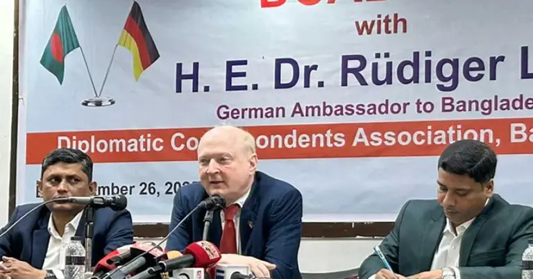 বক্তব্য রাখছেন জার্মান রাষ্ট্রদূত রুদিগার লজ